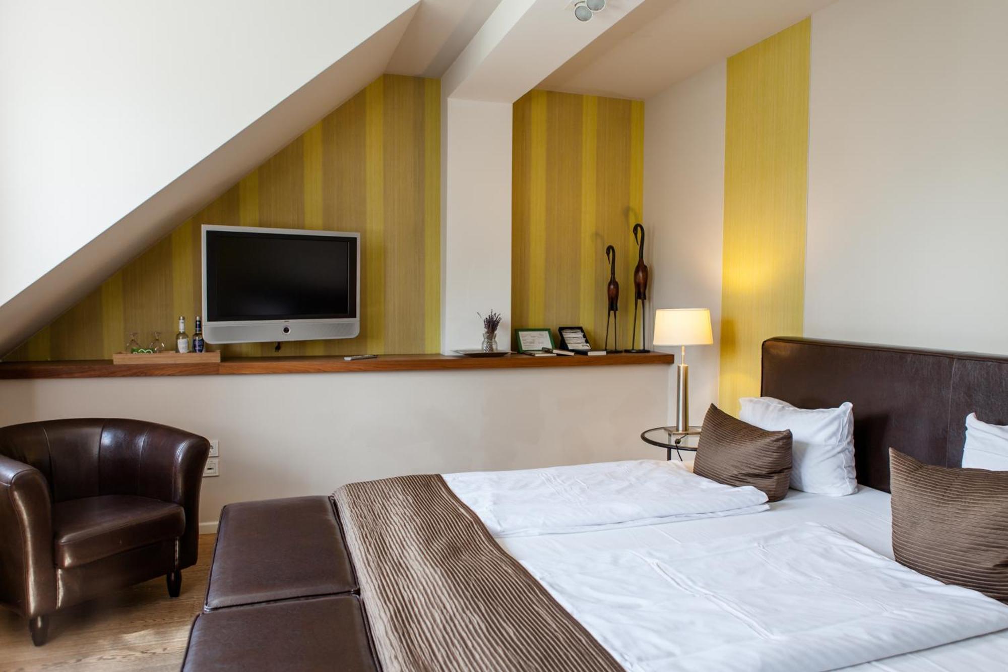 Hotel Zur Linde Dein Self Check In Michendorf Exteriör bild