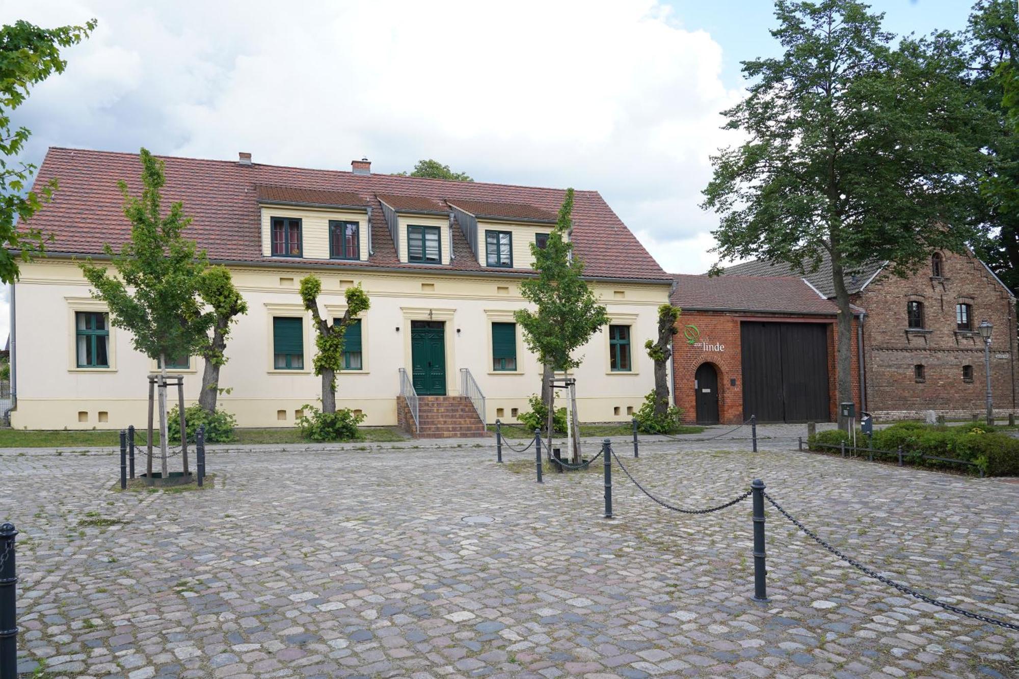 Hotel Zur Linde Dein Self Check In Michendorf Exteriör bild